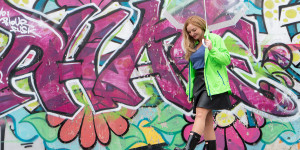 Beitragsbild des Blogbeitrags Hunter Regen Outfit in Neon Grün Trend 2022