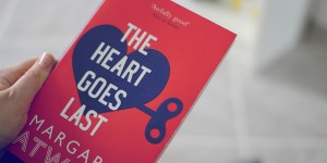 Beitragsbild des Blogbeitrags Buchvorstellung: The Heart Goes Last von Margaret Atwood