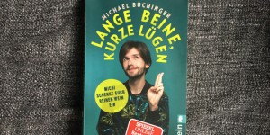Beitragsbild des Blogbeitrags Rezension – Lange Beine, kurze Lügen von Michael Buchinger
