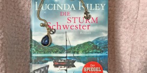 Beitragsbild des Blogbeitrags Rezension – Die Sturm Schwester von Lucinda Riley