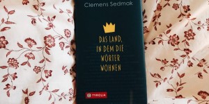 Beitragsbild des Blogbeitrags Rezension – Das Land, in dem die Wörter wohnen von Clemens Sedmak 