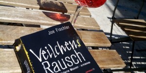 Beitragsbild des Blogbeitrags Rezension – Veilchens Rausch von Joe Fischler