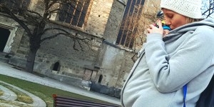 Beitragsbild des Blogbeitrags Unterwegs mit der Babytrage