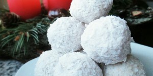 Beitragsbild des Blogbeitrags Low Carb Kokosbällchen