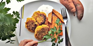 Beitragsbild des Blogbeitrags Bio- Gemüsepuffer mit Süßkartoffelpommes und Sauerrahmdip 