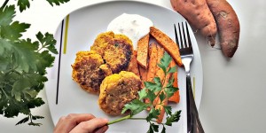 Beitragsbild des Blogbeitrags Bio- Gemüsepuffer mit Süßkartoffelpommes und Sauerrahmdip