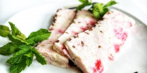 Beitragsbild des Blogbeitrags Selbstgemachtes, zuckerfreies Proteineis mit Stracciatella und Erdbeere 