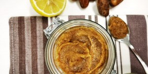 Beitragsbild des Blogbeitrags Dattelsirup selbst gemacht- superschnelles Rezept ohne Kochen