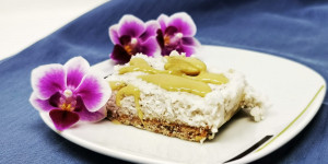Beitragsbild des Blogbeitrags Rezept Low Carb Raffaelloschnitten