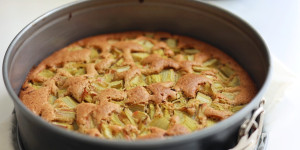 Beitragsbild des Blogbeitrags Rezept: Rhabarberkuchen zuckerfrei mit Nüssen (Low Carb)