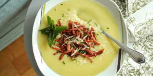 Beitragsbild des Blogbeitrags Rezept Kartoffelsuppe mit Speck und Käse