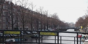 Beitragsbild des Blogbeitrags Amsterdam: Von schiefen Häusern, Grachten und gutem Essen 