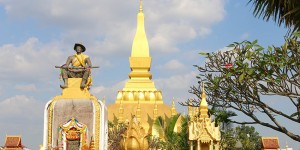 Beitragsbild des Blogbeitrags Mein Asien-Reisetagebuch: Laos – Besuch in der Hauptstadt Vientiane, von glänzenden Tempeln bis hin zu Bombenangriffen 