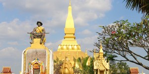 Beitragsbild des Blogbeitrags Mein Asien-Reisetagebuch: Laos – Besuch in der Hauptstadt Vientiane, von glänzenden Tempeln bis hin zu Bombenangriffen