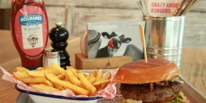 Beitragsbild des Blogbeitrags Wien: Leckere Burger im Rinderwahn-Restaurant in der Praterstrasse