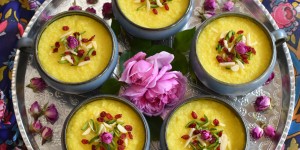 Beitragsbild des Blogbeitrags Safran-Reispudding mit Rosenwasser und Berberitzen – Shole Zard