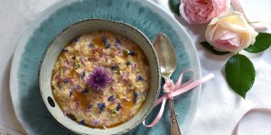 Beitragsbild des Blogbeitrags Sommer-Porridge mit Wiesenblumen aus der Stadt 