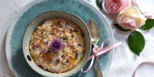 Beitragsbild des Blogbeitrags Sommer-Porridge mit Wiesenblumen aus der Stadt