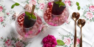 Beitragsbild des Blogbeitrags Rosé-Gin-Cocktail mit Granatapfel und Rosenblüten