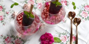 Beitragsbild des Blogbeitrags Rosé-Gin-Cocktail mit Granatapfel und Rosenblüten 