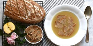 Beitragsbild des Blogbeitrags Apfelkoch mit gerösteten Brotwürfeln