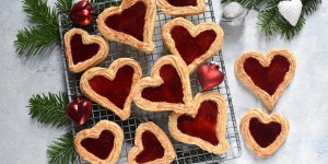 Beitragsbild des Blogbeitrags Herzige Weihnachtsbäckerei: Himbeerherzen 