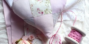 Beitragsbild des Blogbeitrags Herzige DIY Rosenduftkissen mit Rosenblüten und Rosenöl