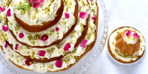 Beitragsbild des Blogbeitrags Karottenkuchen mit unsagbar luftigem Frischkäsefrosting 