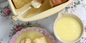 Beitragsbild des Blogbeitrags Flaumige Marillenbuchteln mit Kanarimilch oder Vanillesoße