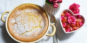 Beitragsbild des Blogbeitrags Safran-Grießauflauf mit Erdbeer-Geranien-Kompott