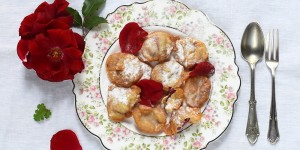 Beitragsbild des Blogbeitrags Rosenblüten im Backteig – eine erlesene Delikatesse