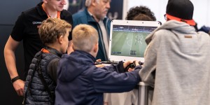 Beitragsbild des Blogbeitrags QUERVERLINKT: Unterwegs mit der eigenen Spielkonsole: GameBook im Interview