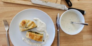 Beitragsbild des Blogbeitrags recipes – Zucchinistrudel mit Joghurt-Sauce