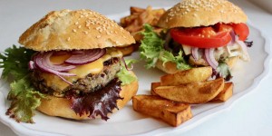 Beitragsbild des Blogbeitrags recipe – Veggie Burger with fries #WeArePrint