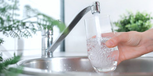 Beitragsbild des Blogbeitrags [REVIEW & GEWINNSPIEL] Leitungswasser “optimieren” mit Wasseracht 