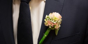 Beitragsbild des Blogbeitrags Bouton-…was? Oder: Warum auch Männer Blumenschmuck benötigen 