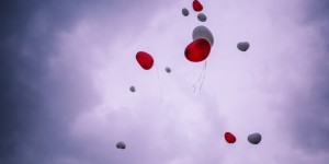 Beitragsbild des Blogbeitrags Nachhaltig heiraten – Teil 6: Luftballons steigen lassen 