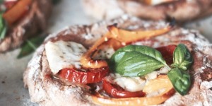 Beitragsbild des Blogbeitrags Mini Pizzen mit Paprika, Tomaten & Ziegenkäse 
