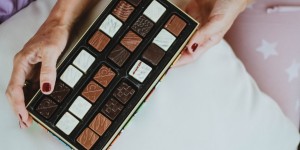 Beitragsbild des Blogbeitrags DIY mit Pralinenschachtel von Planète Chocolat