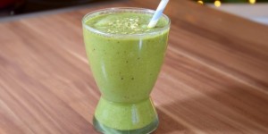 Beitragsbild des Blogbeitrags Grüner Detox Smoothie für mehr Energie und Gesundheit