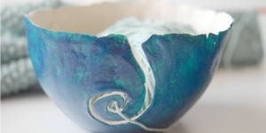 Beitragsbild des Blogbeitrags Perfektes Hilfsmittel für deine Strick- und Häkelprojekte: Selbstgemachte Garn- und Wollschüssel – Challenge Your Creativity 