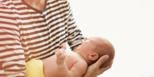 Beitragsbild des Blogbeitrags Was tun wenn’s zwickt: Baby-Bäuchlein-Öl zur Bauchmassage bei Koliken
