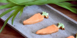 Beitragsbild des Blogbeitrags Karottenkekse mit Royal Icing – ein Blickfang auf der Ostertafel oder als Gastgeschenk! 