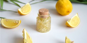 Beitragsbild des Blogbeitrags Gute Laune Faktor garantiert: Anregendes & stärkendes Zitronen-Rosmarin-Badesalz zum Muttertag! 