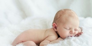 Beitragsbild des Blogbeitrags Selbstgemachtes Baby-Massageöl – extra sanft und beruhigend!