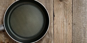 Beitragsbild des Blogbeitrags So reinigst du deine Töpfe und Gläschen nach der Kosmetikherstellung von Fett und Wachs!
