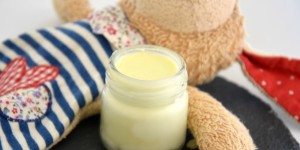 Beitragsbild des Blogbeitrags Für glückliche Babies: Schützende Po-Salbe mit Zink (+ Geschenkideen zur Geburt)