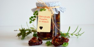 Beitragsbild des Blogbeitrags Getrocknete Tomaten in feinem Olivenöl – ideal zum Genießen oder Verschenken!