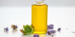 Beitragsbild des Blogbeitrags Feines Gesichtspflegeöl für unreine Haut mit Lavendel, Schafgarbe und Hauswurz