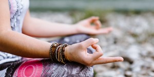 Beitragsbild des Blogbeitrags Einkehr und Ruhe fördern durch Yoga (inkl. Anleitungen)